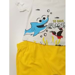 Sarı Şortlu Neşeli Denizaltı