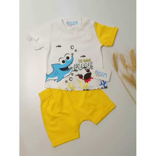 Sarı Şortlu Neşeli Denizaltı