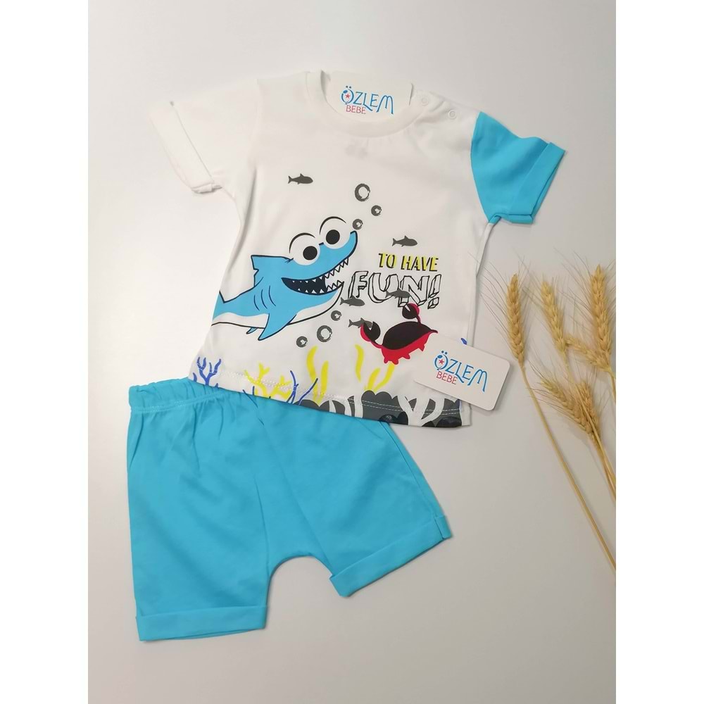 Mavi Şortlu Neşeli Denizaltı