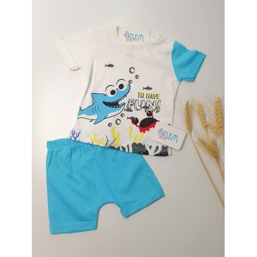 Mavi Şortlu Neşeli Denizaltı